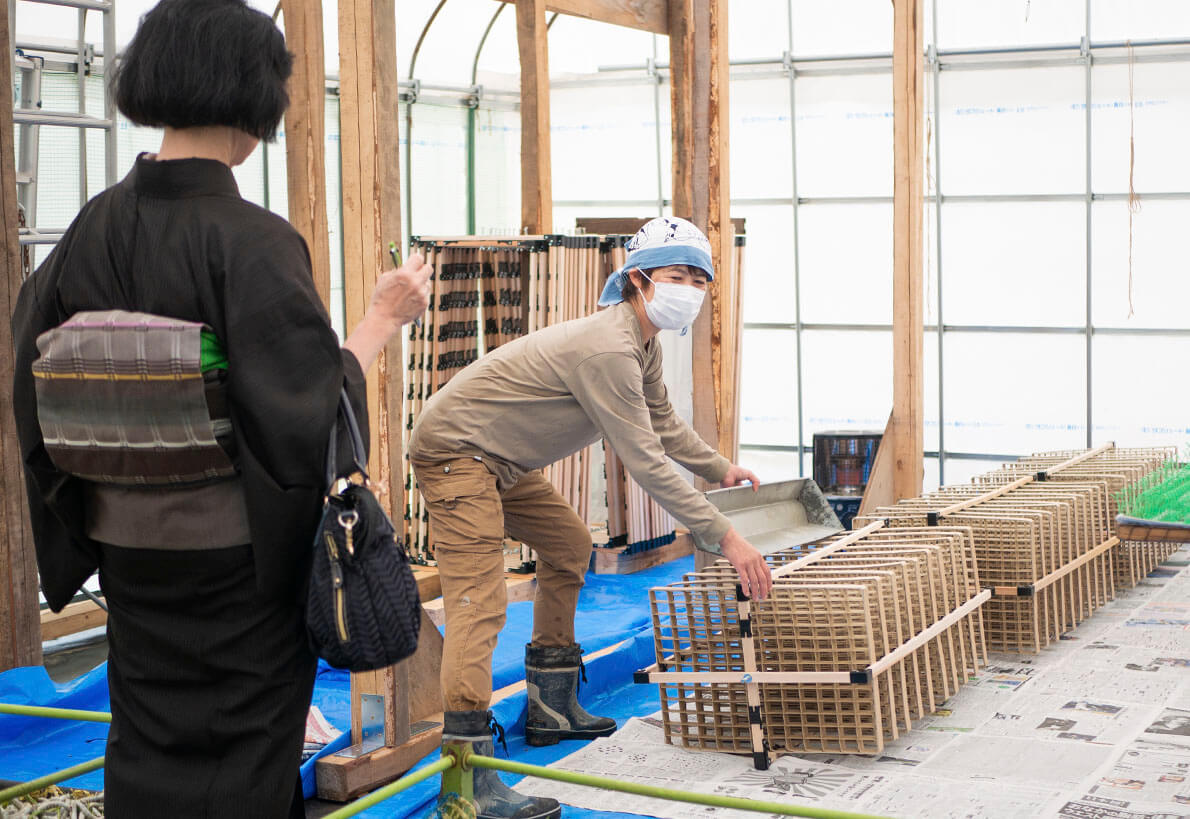 「こうやってざざーっと」上蔟のやり方を身振り手振りで実演中の竹内さん